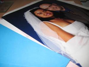 Aku yang tertidur dan tengah bermimpi. Langit-langit kamar jadi penuh gambar. Wajahmu yang manis, sejuk, segar...