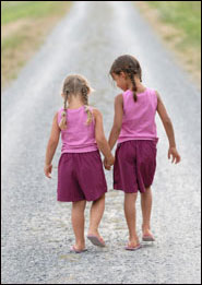 Sepanjang jalan kenangan kita slalu bergandeng tangan...